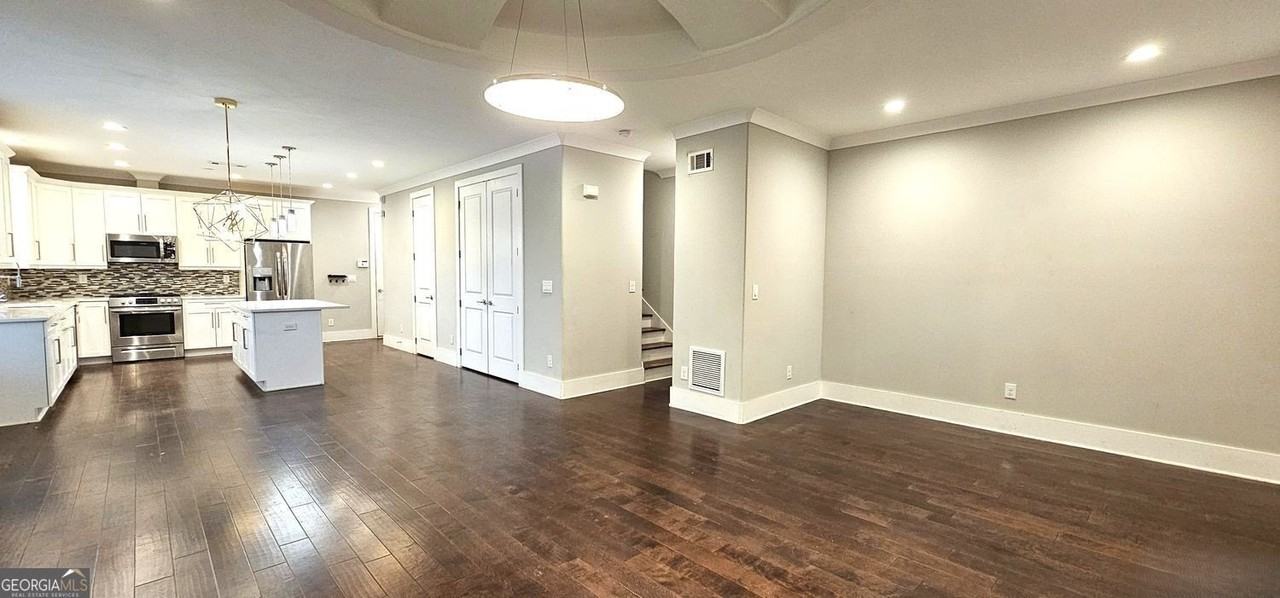 1993 Memorial Dr Se - Photo 2 of 14