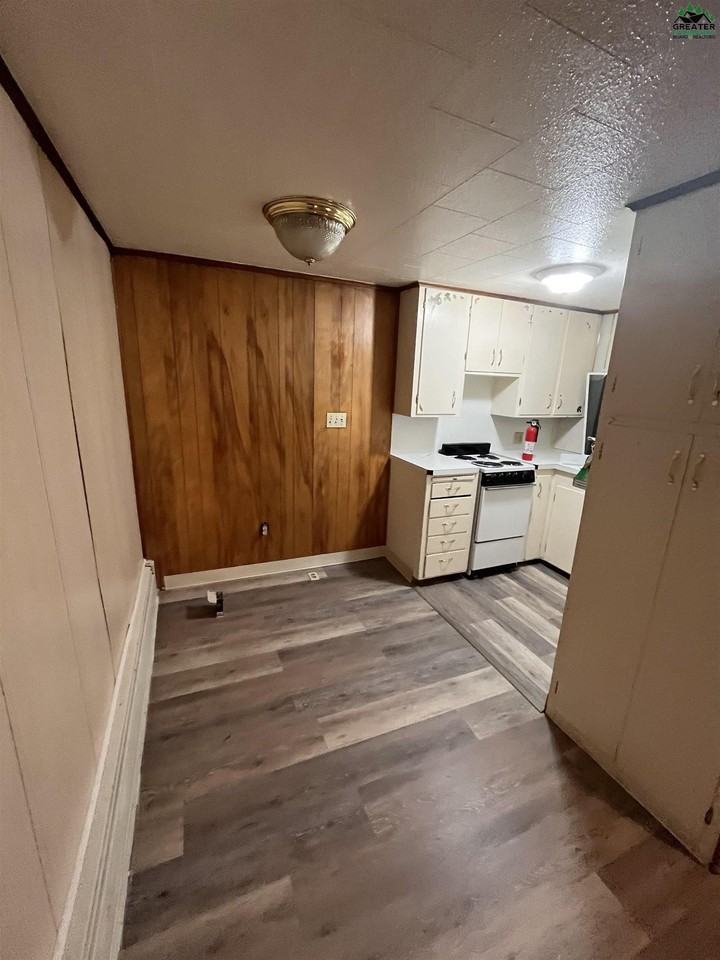 1901 Mary Ann St - Photo 2 of 10