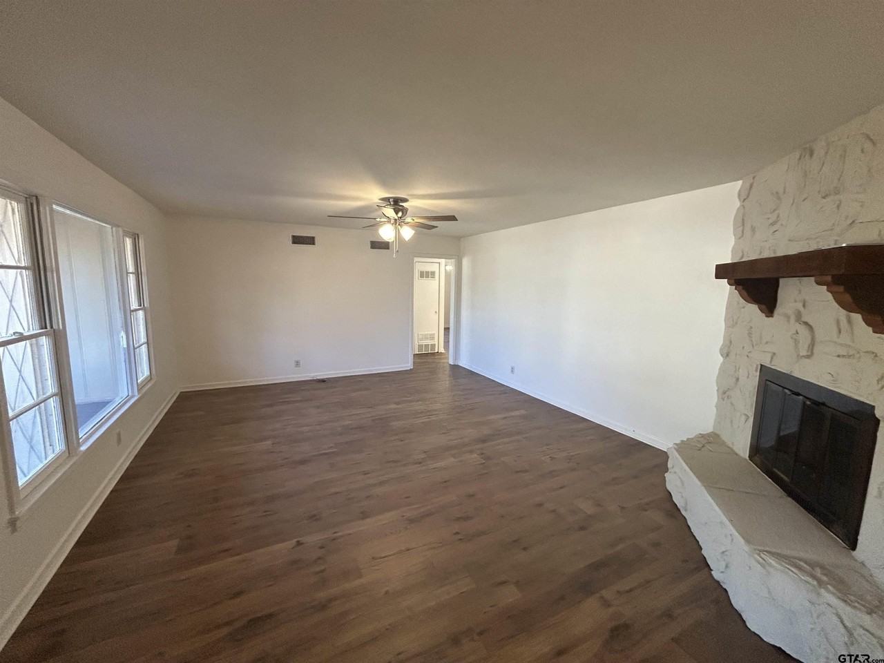 1515 San Antonio St - Photo 3 of 12