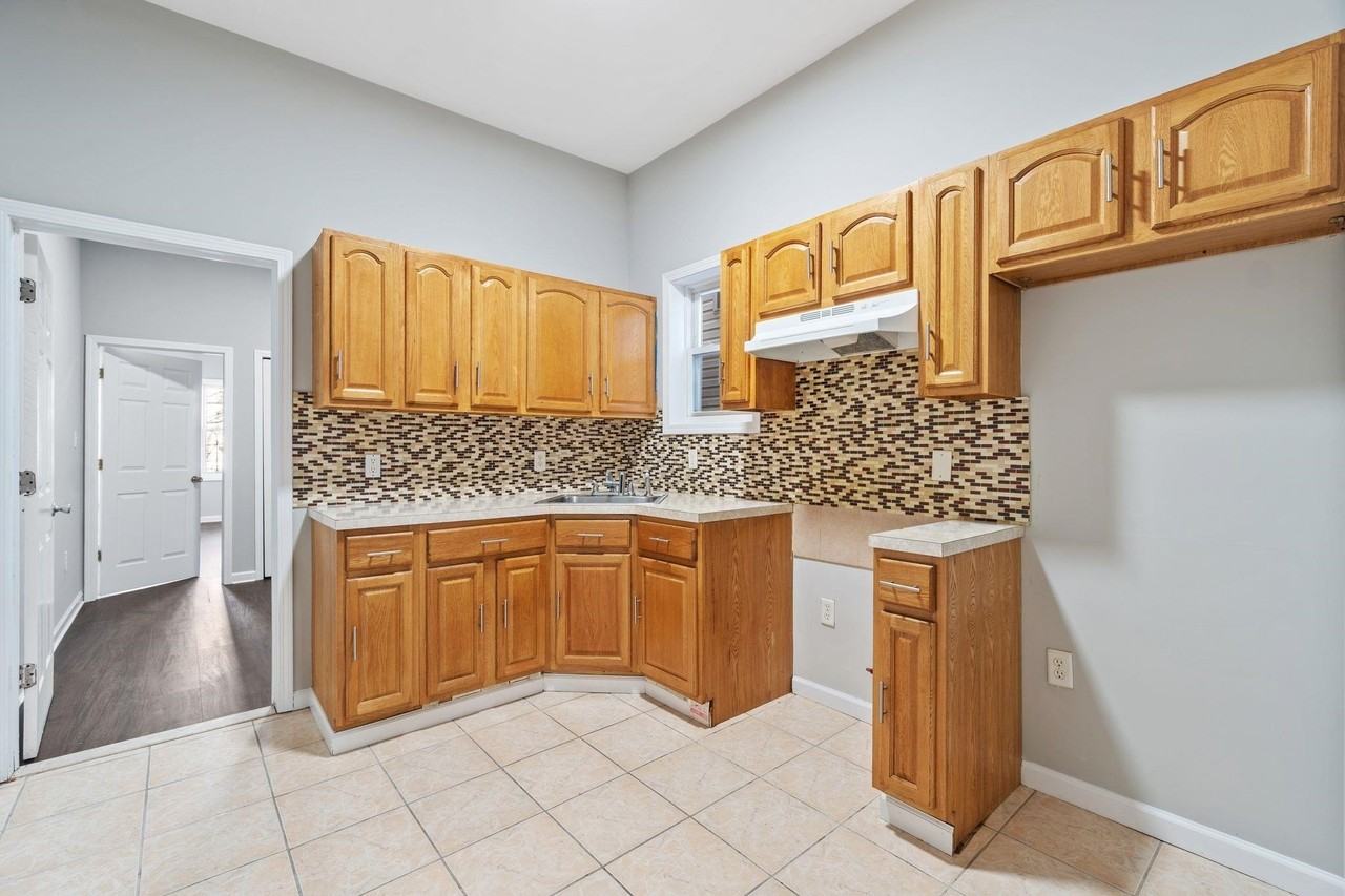 162 Clerk St #1 - Photo 4 of 12