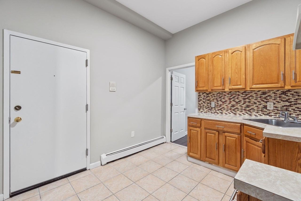 162 Clerk St #1 - Photo 6 of 12