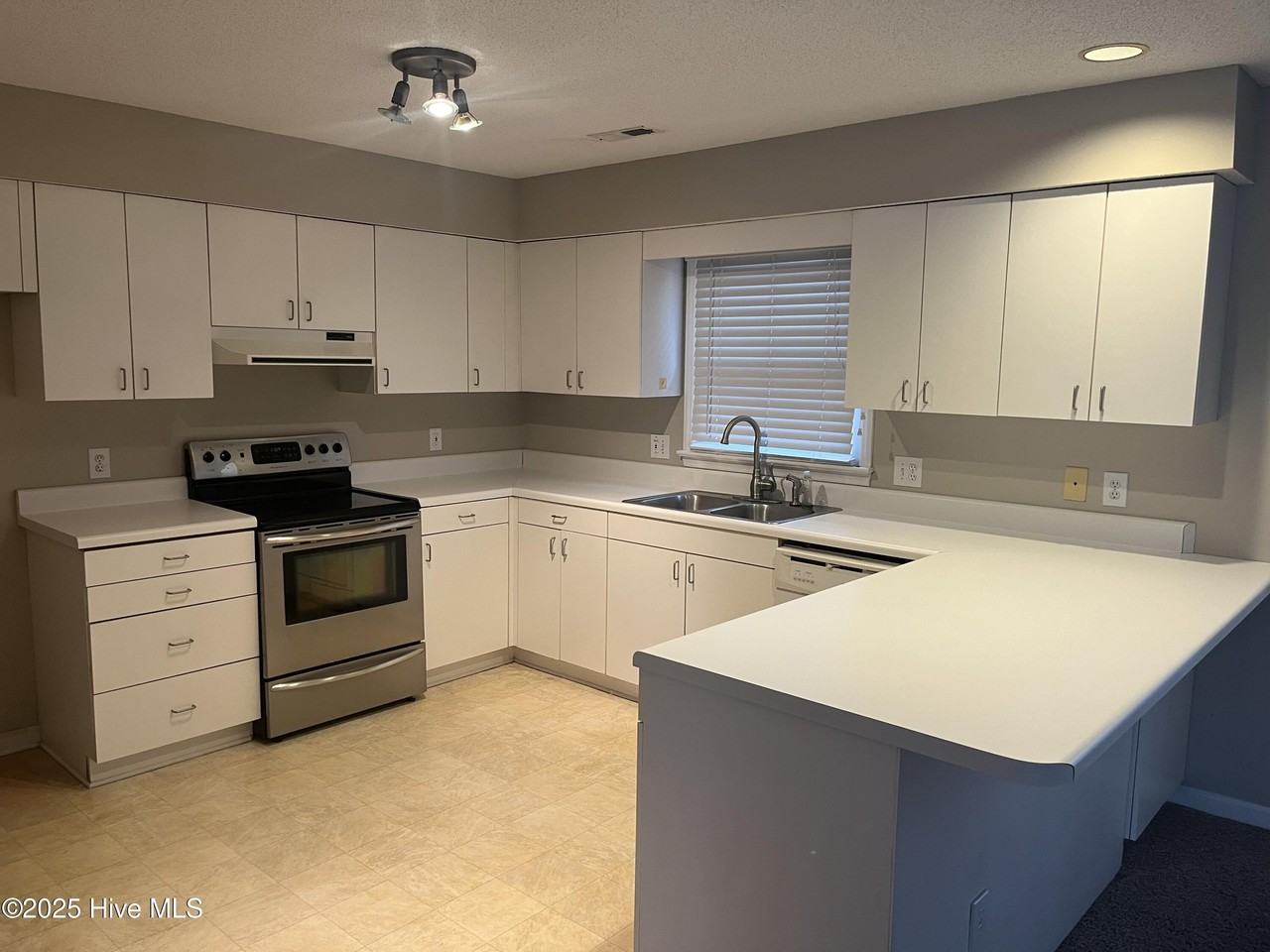 1511 Birch Pl - Photo 3 of 7