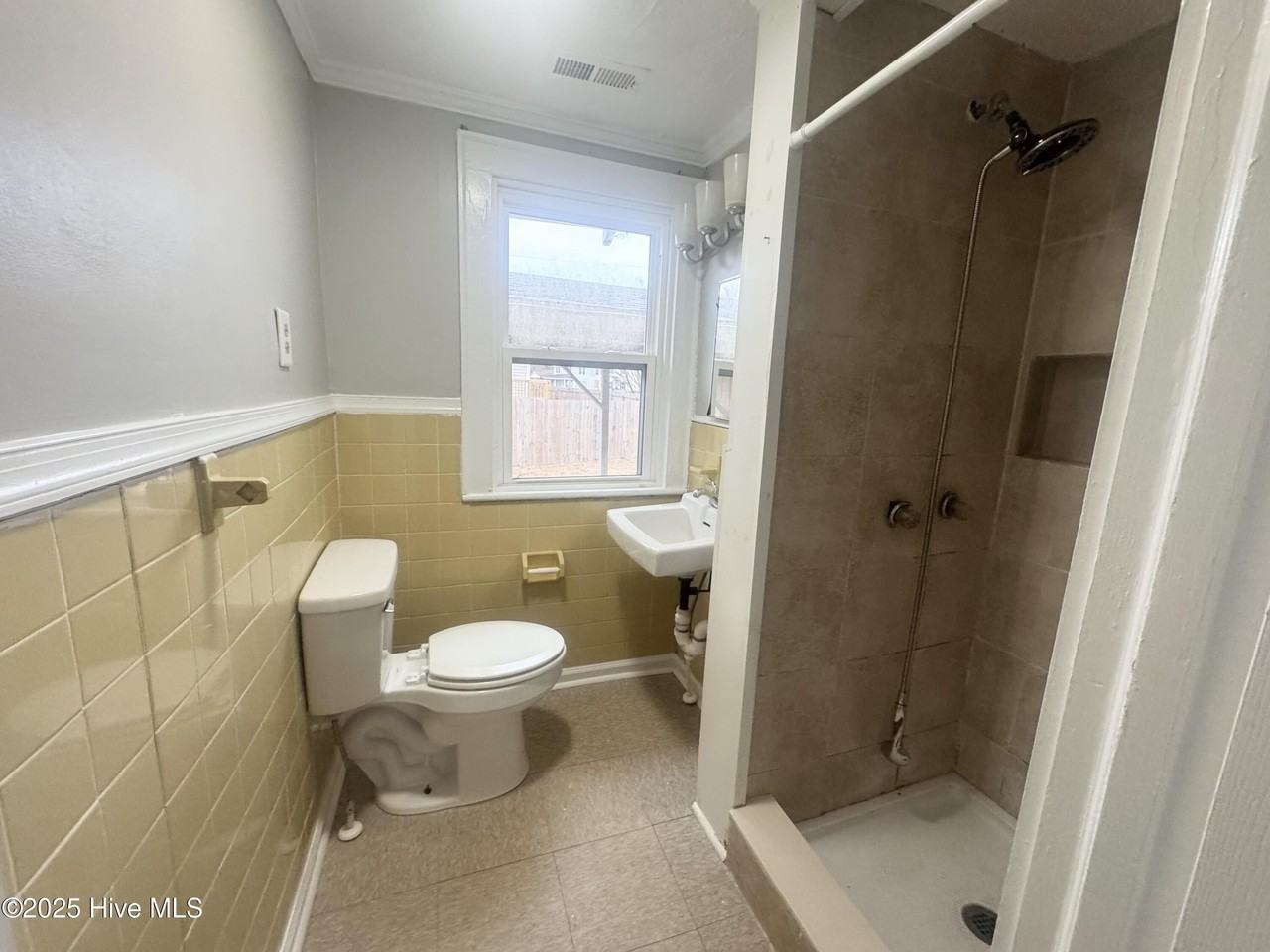 307 W Cypress St - Photo 3 of 9