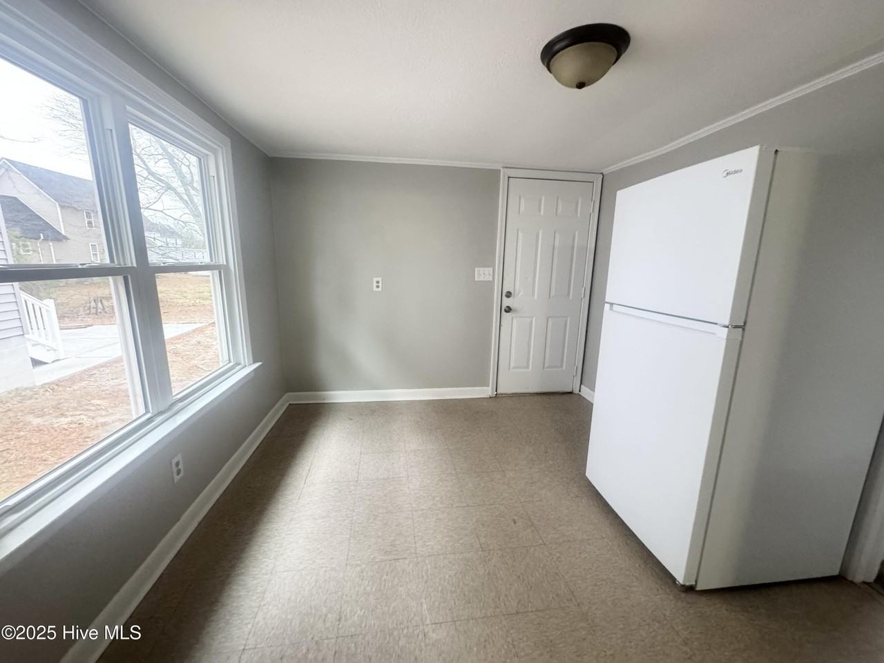 307 W Cypress St - Photo 6 of 9