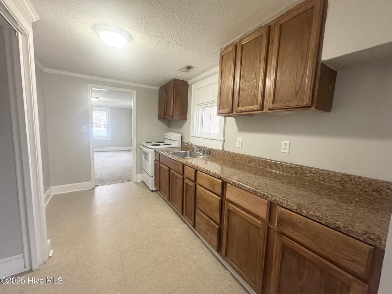 307 W Cypress St - Photo 7 of 9