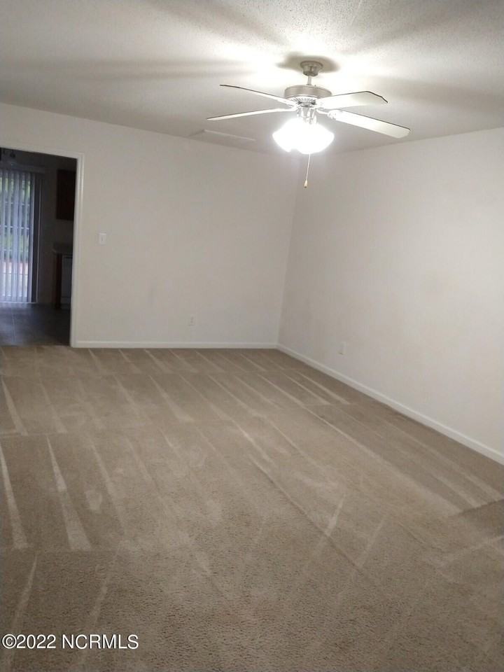 109 E Coopers Ct - Photo 2 of 13