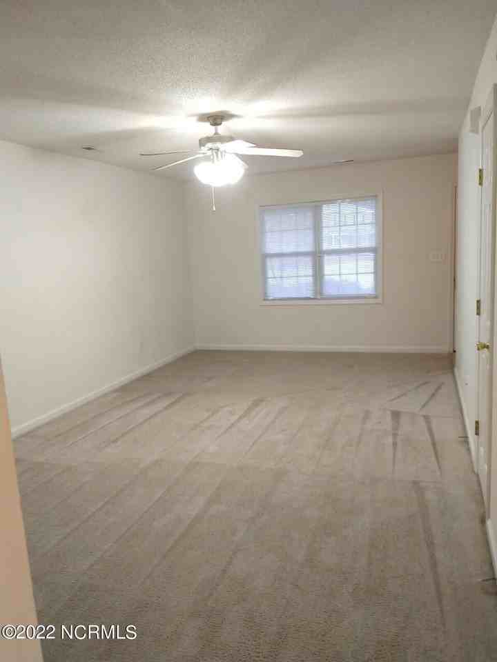 109 E Coopers Ct - Photo 3 of 13