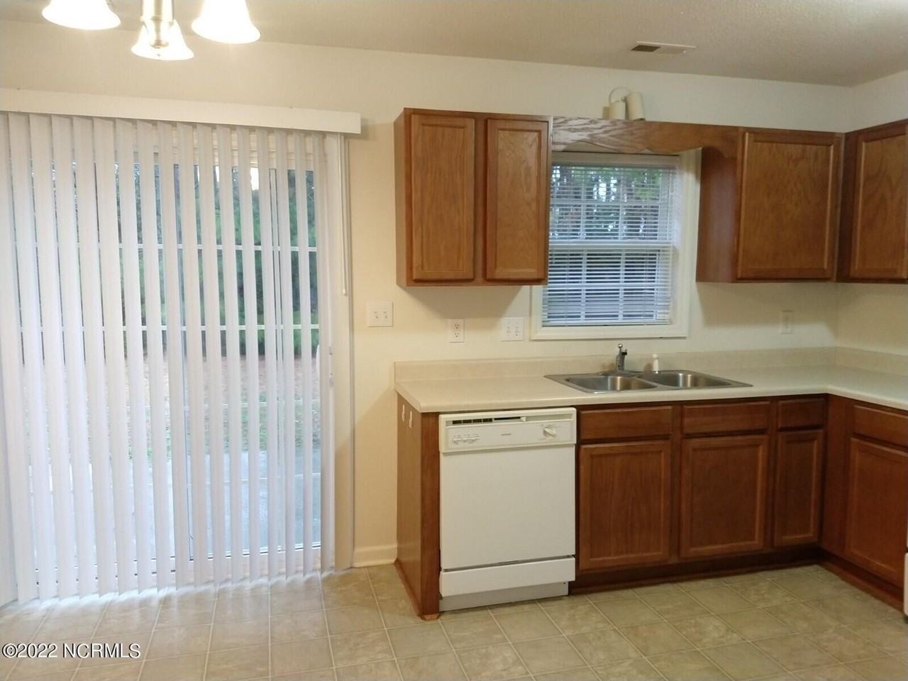 109 E Coopers Ct - Photo 5 of 13