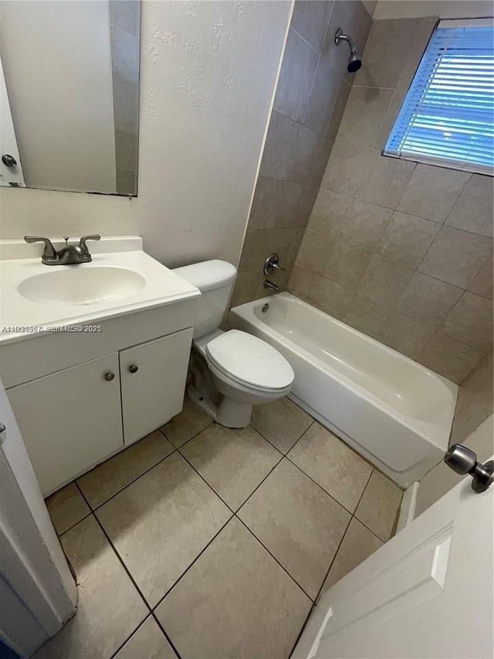 2860 Nw 15th St #1-2 - Photo 3 of 13