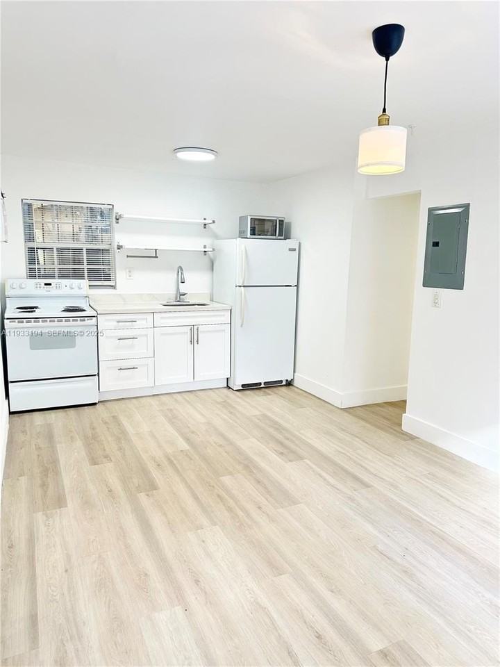 553 Ne 65th St #3 - Photo 5 of 16