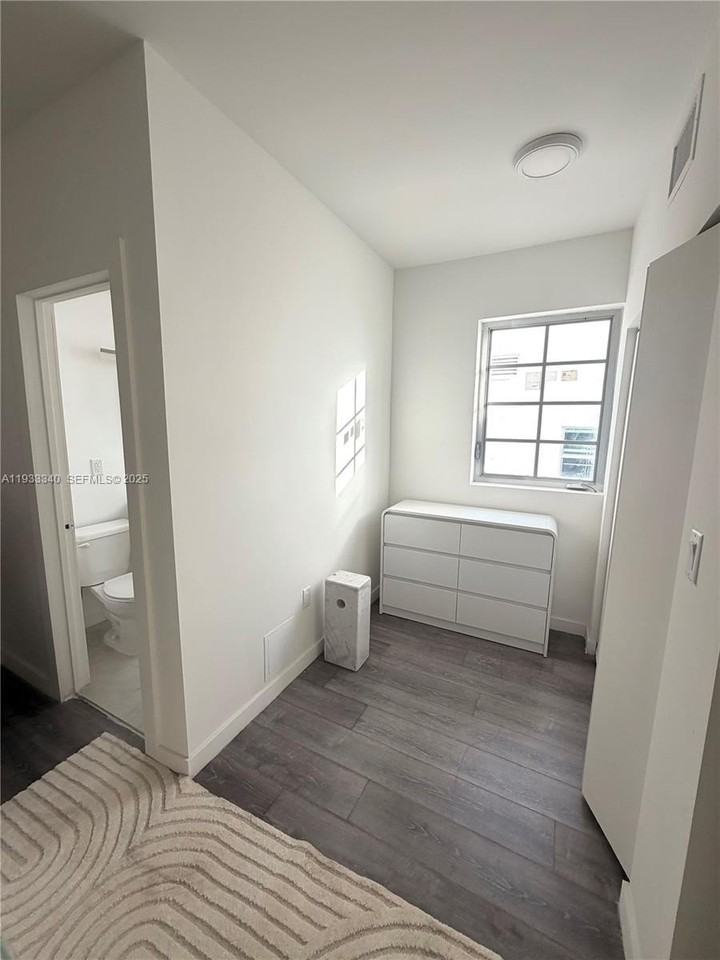 1525 Euclid Ave #11 - Photo 3 of 5