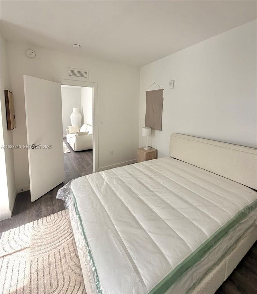 1525 Euclid Ave #11 - Photo 4 of 5