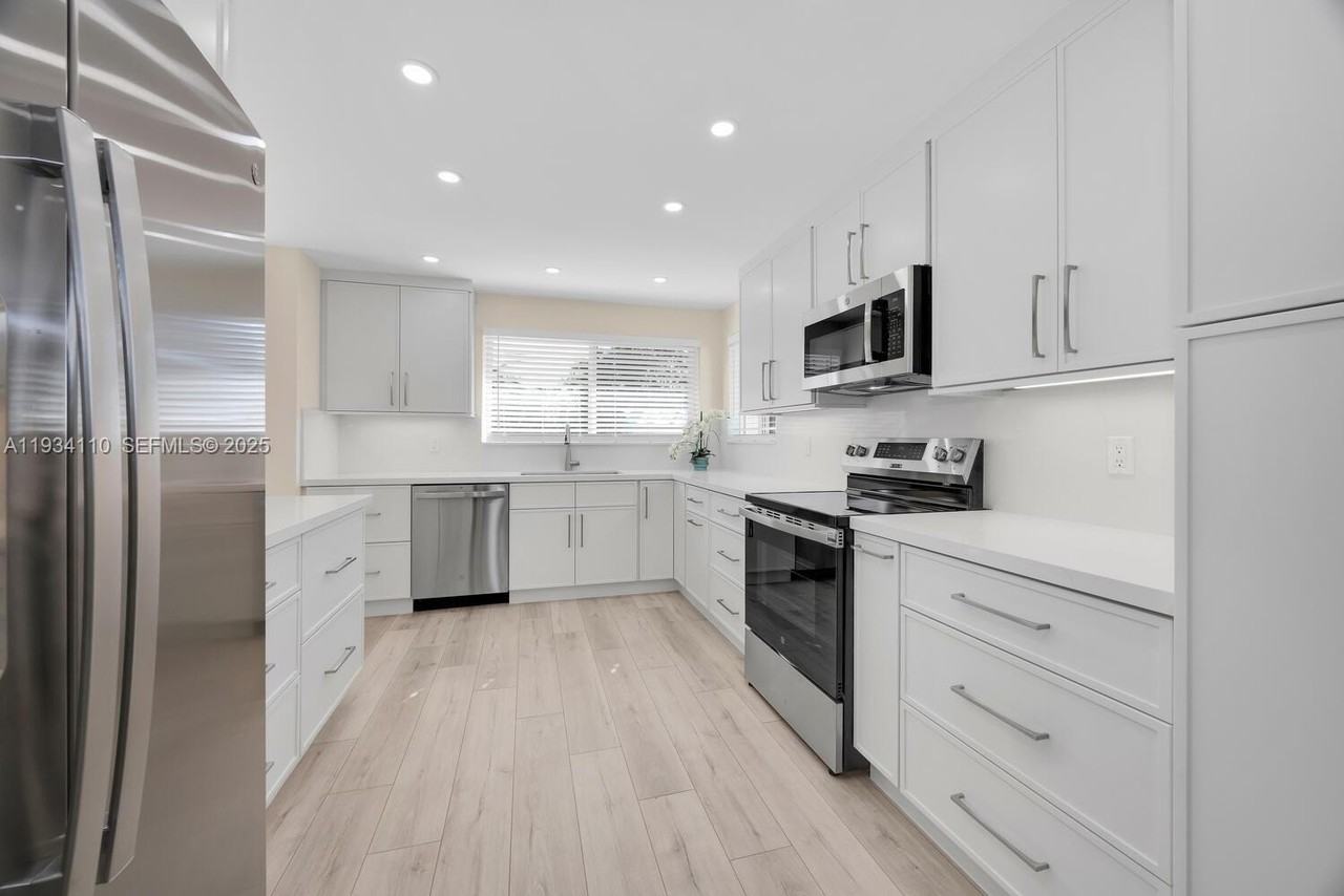 6110 Sw 79th St - Photo 4 of 22