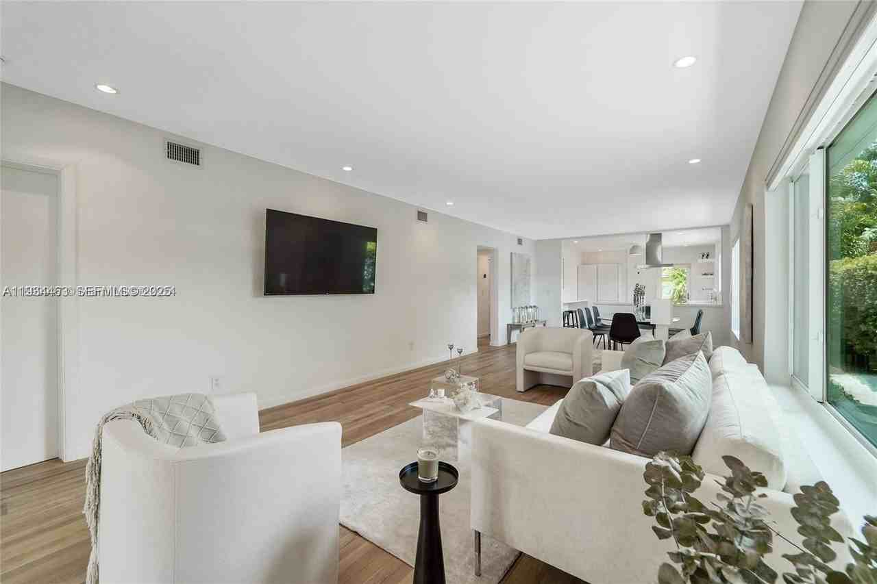 8918 Garland Ave - Photo 4 of 30