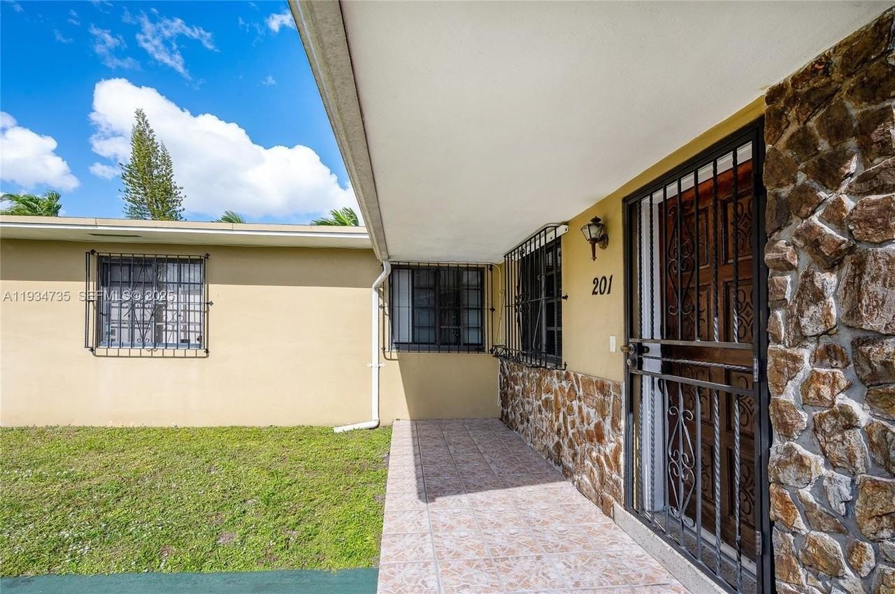 201 Nw 34th Ave #201 - Photo 3 of 26