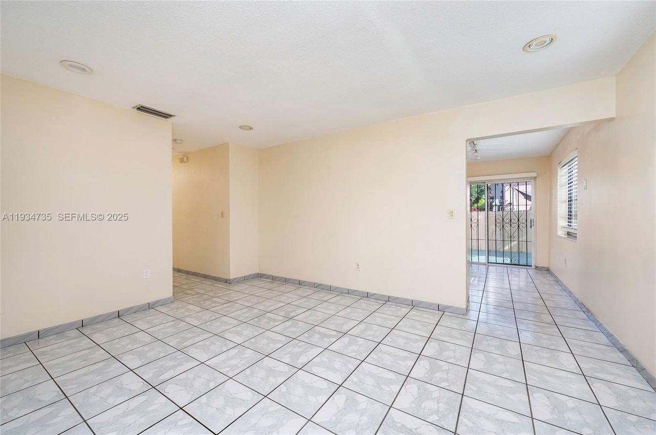 201 Nw 34th Ave #201 - Photo 4 of 26