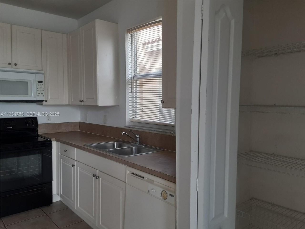 3760 Ne 9th Ct - Photo 6 of 19