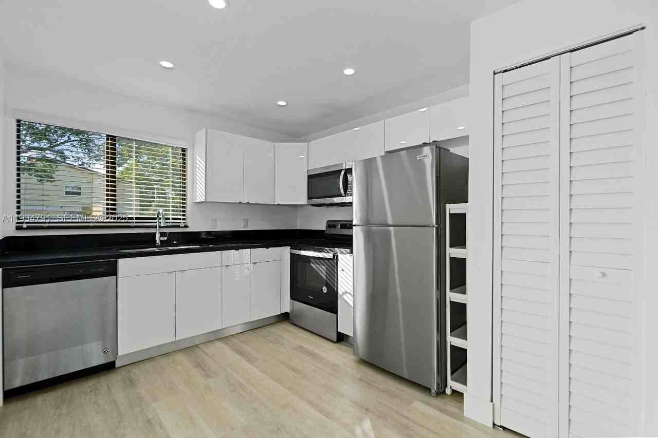 4311 Nw 115th Ave - Photo 3 of 17