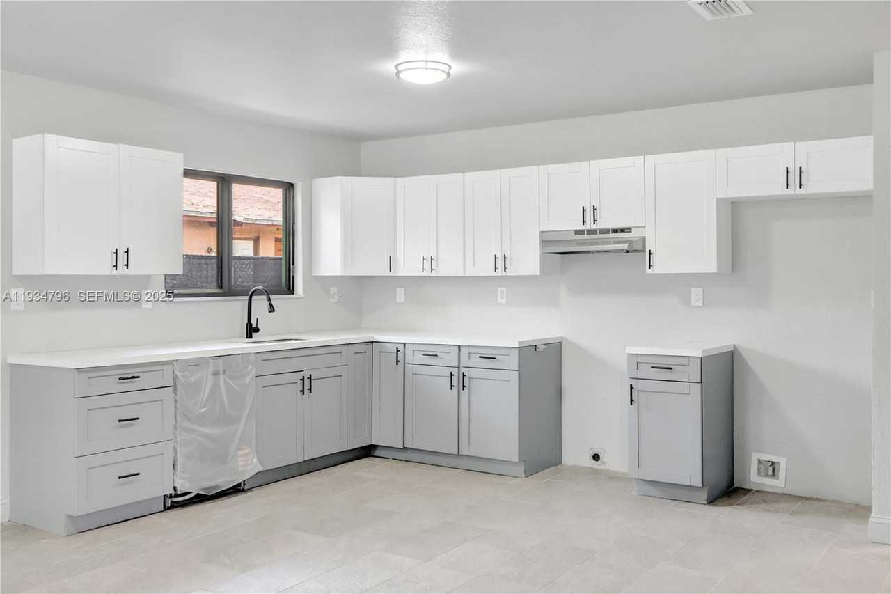 2420 Nw 6th Ct - Photo 4 of 10