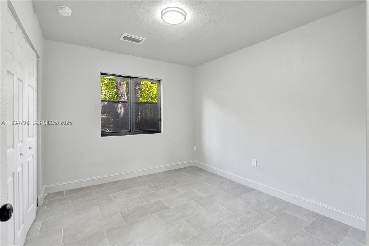 2420 Nw 6th Ct - Photo 6 of 10