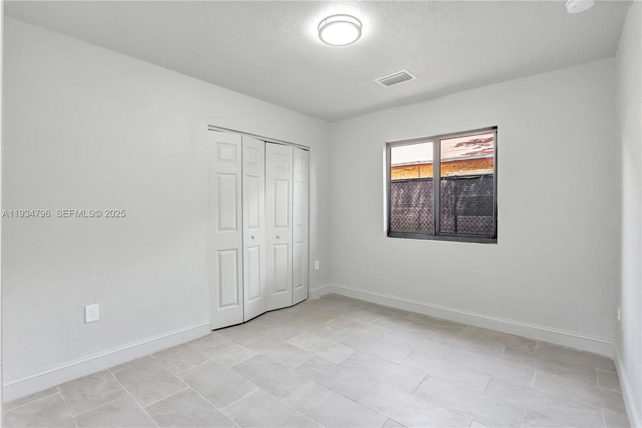 2420 Nw 6th Ct - Photo 7 of 10