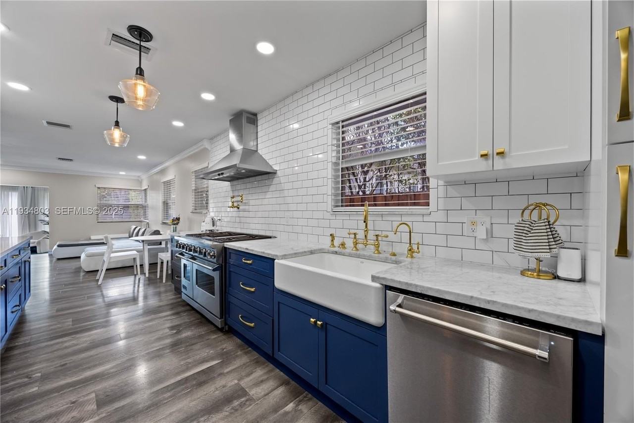 1523 Monroe St - Photo 2 of 33