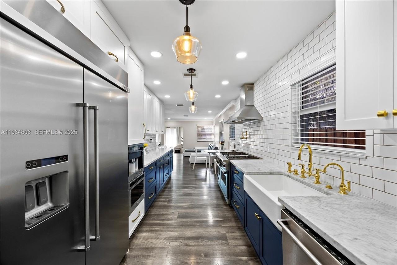 1523 Monroe St - Photo 3 of 33