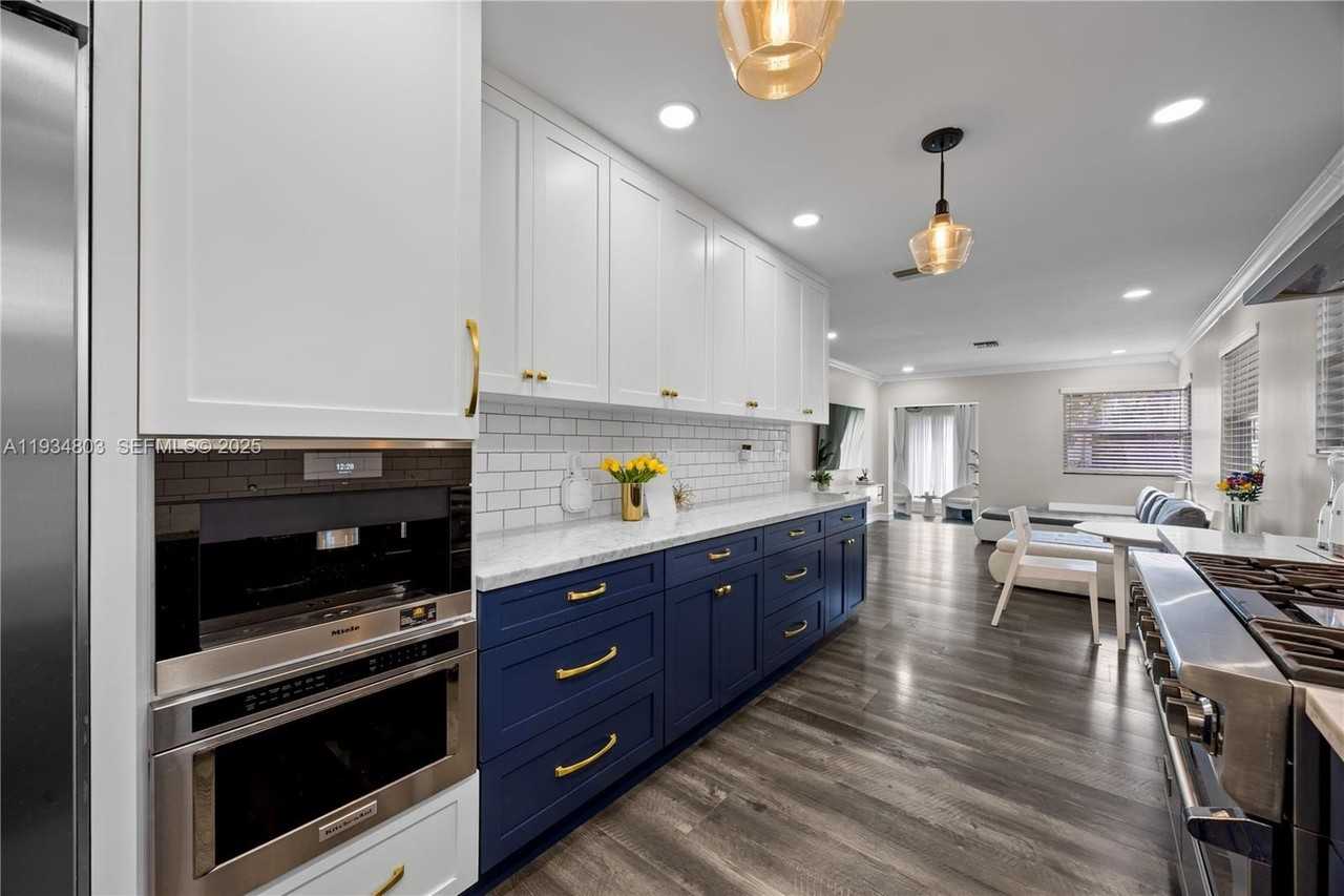 1523 Monroe St - Photo 5 of 33