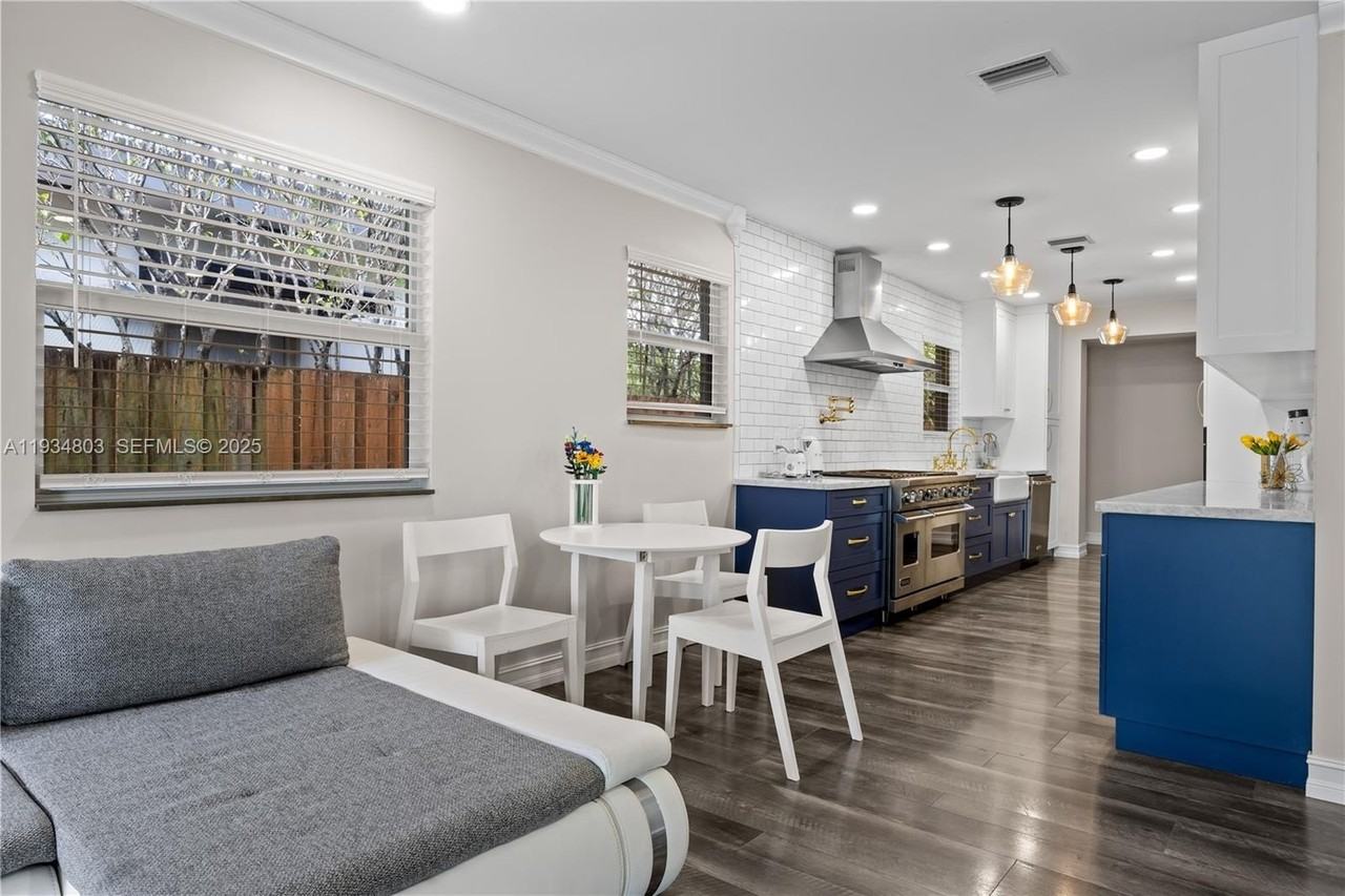 1523 Monroe St - Photo 7 of 33