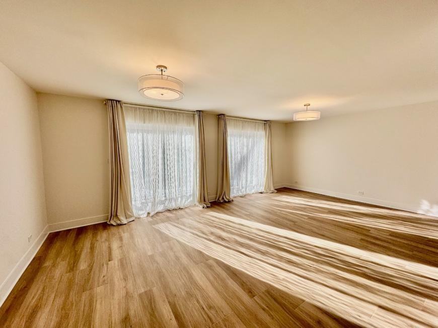 2740 W Farragut Ave - Photo 2 of 10