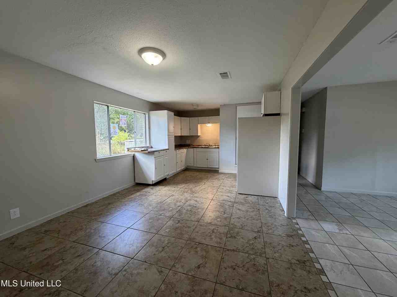 4337 Terrace Dr - Photo 4 of 18