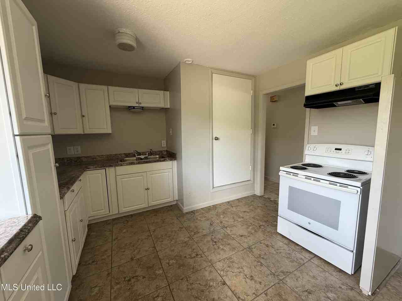 4337 Terrace Dr - Photo 5 of 18