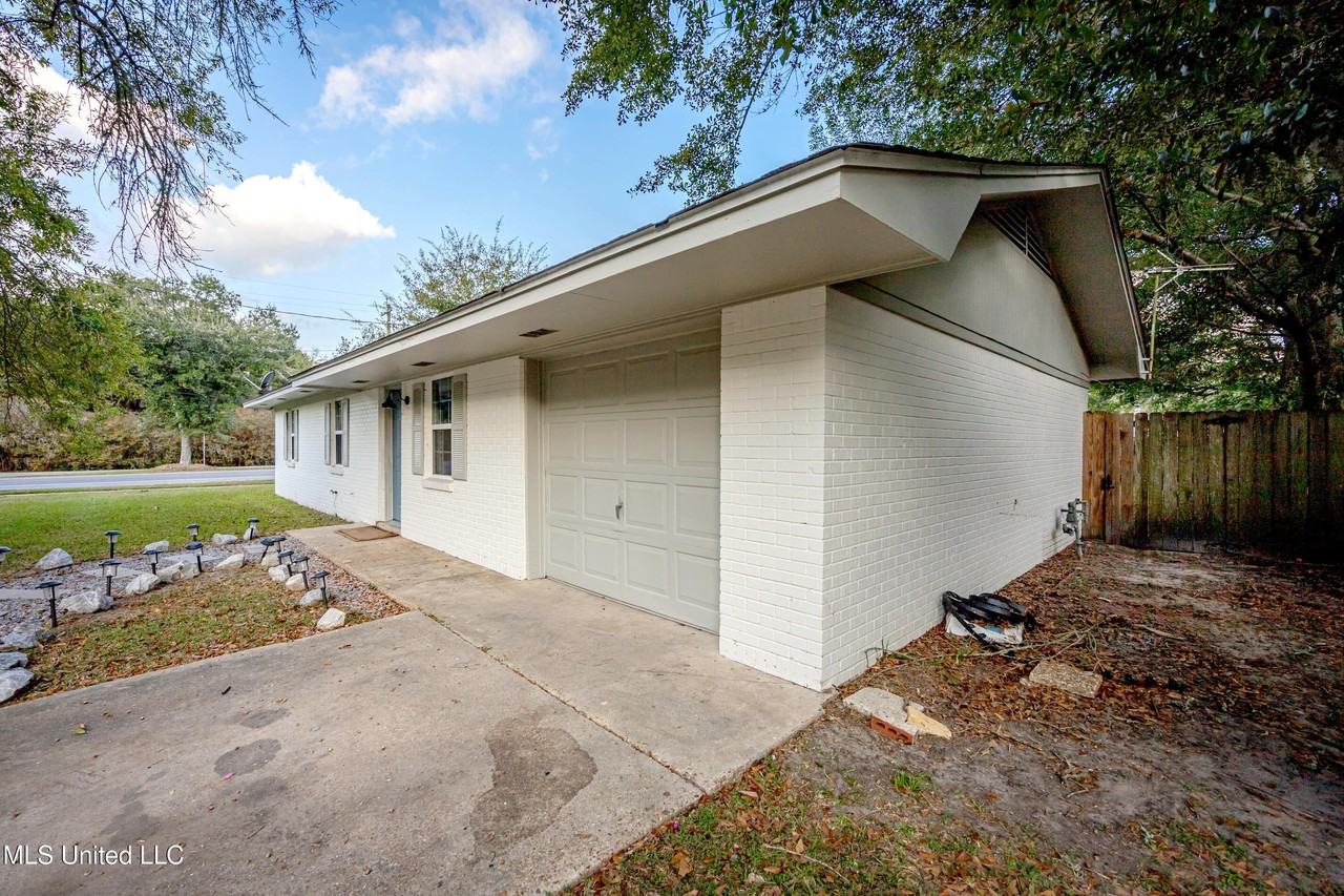 201 Audrey Cir - Photo 4 of 50