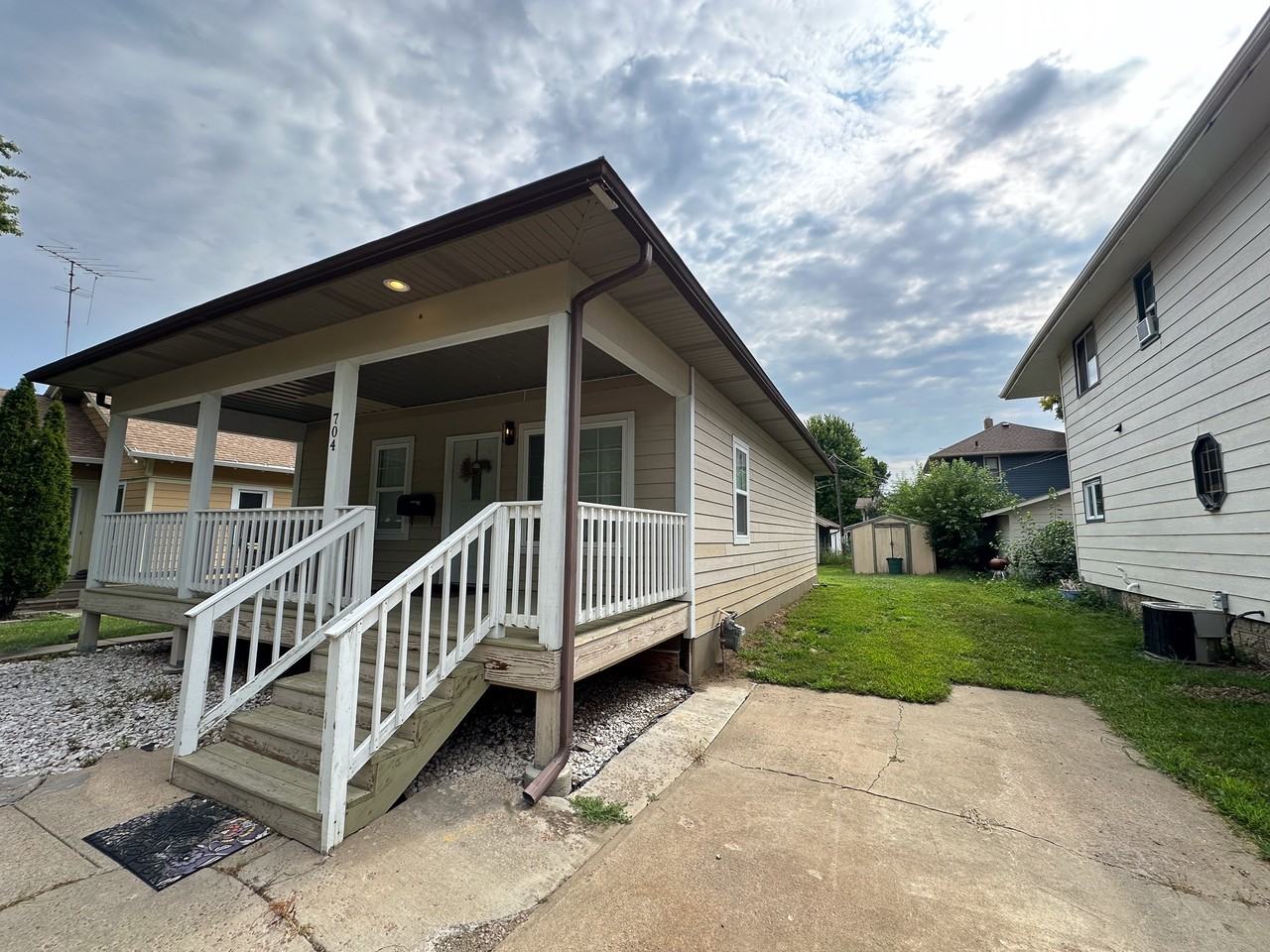 704 N Duluth Ave #1 - Photo 4 of 6