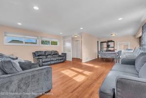 featured image of 872 Red Oaks Dr