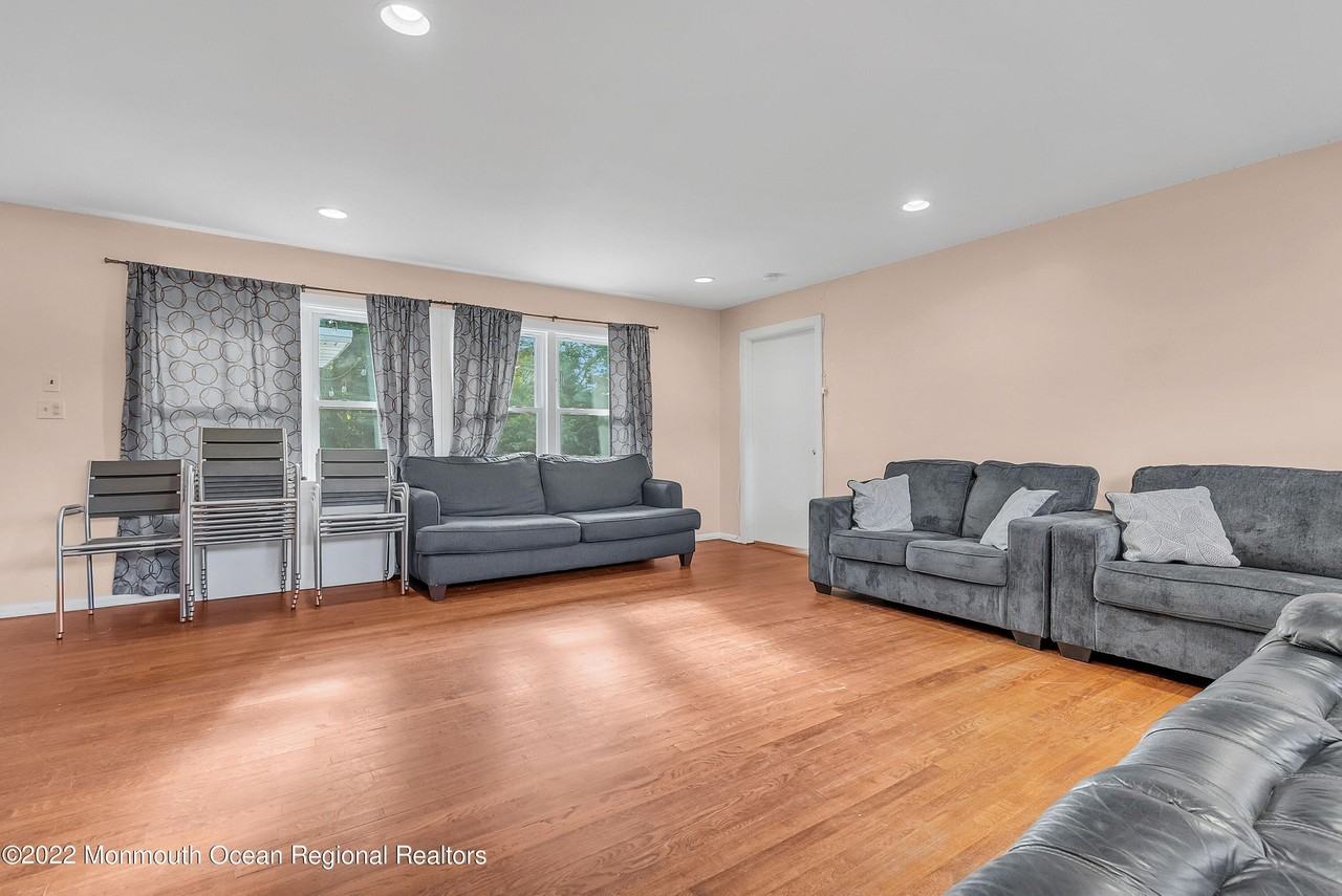 872 Red Oaks Dr - Photo 2 of 21