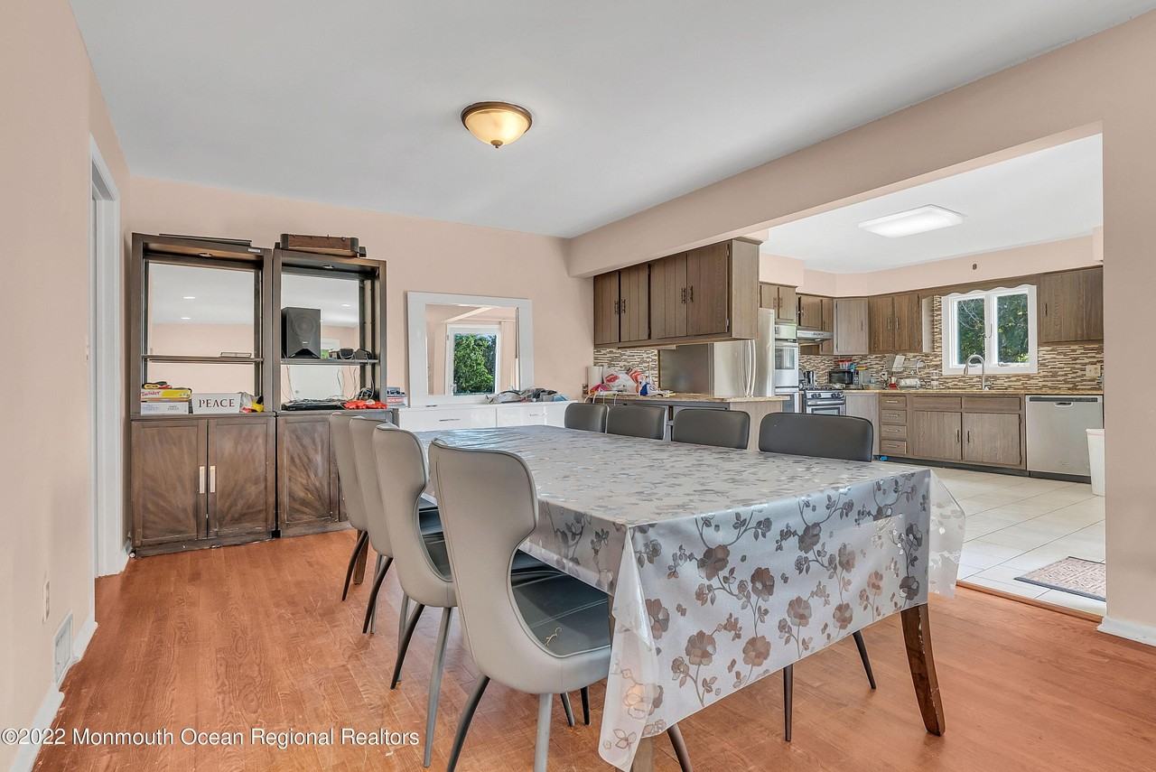 872 Red Oaks Dr - Photo 3 of 21