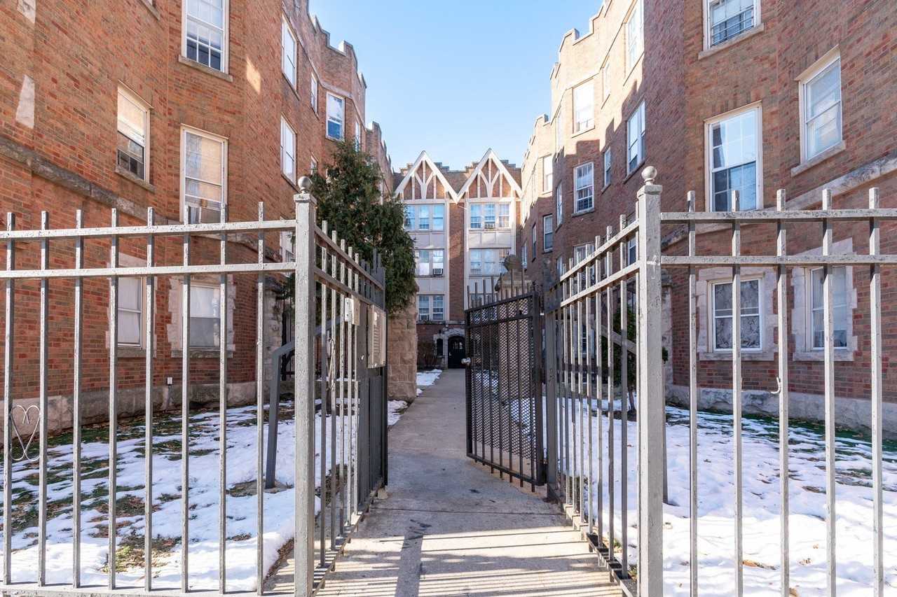 7422 N Damen Ave Apt 2g #2G - Photo 2 of 22