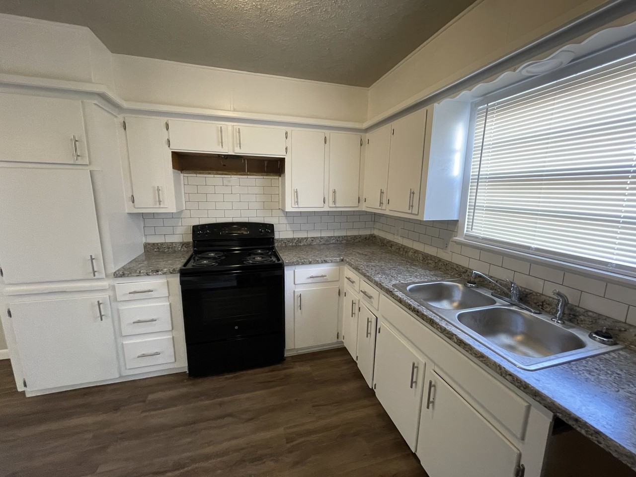 606 Bangor Ave - Photo 3 of 11