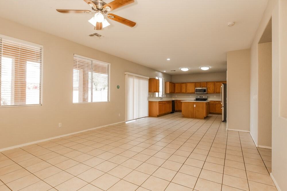 9522 W Minnezona Ave - Photo 4 of 17