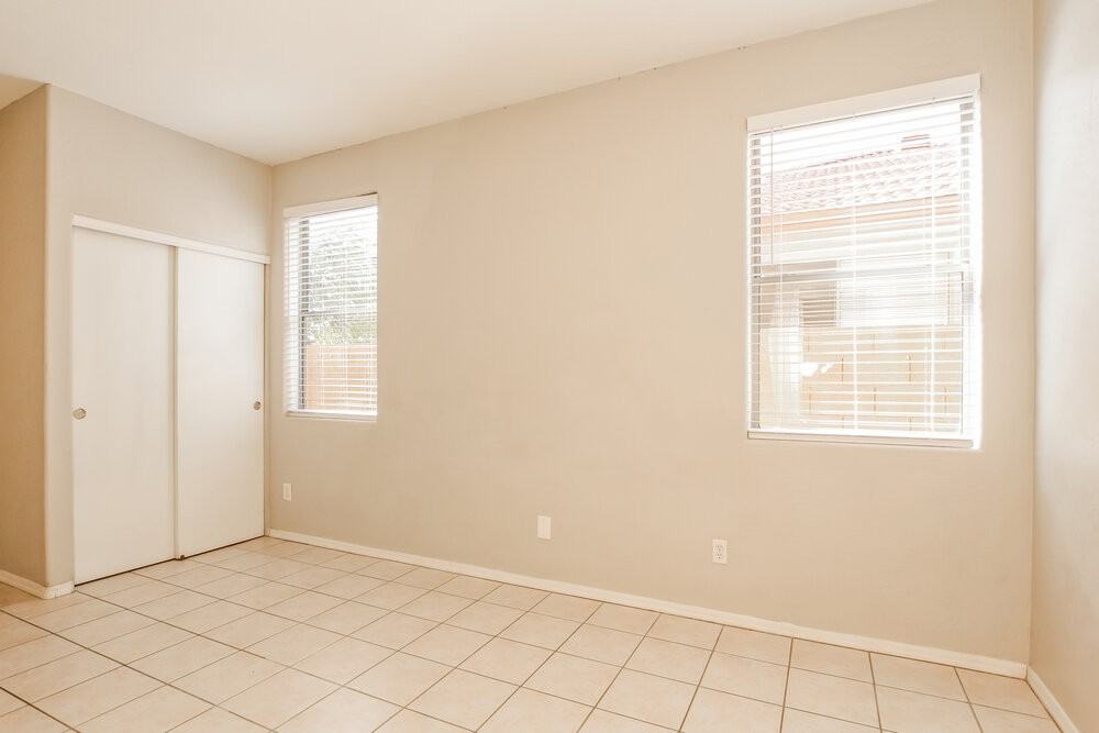 9522 W Minnezona Ave - Photo 5 of 17