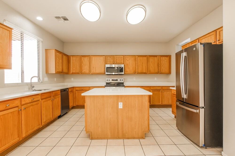 9522 W Minnezona Ave - Photo 7 of 17