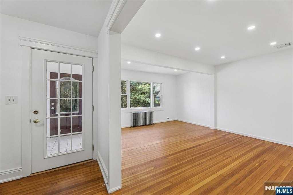 135 7th St - Photo 4 of 36