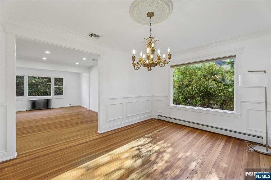 135 7th St - Photo 7 of 36