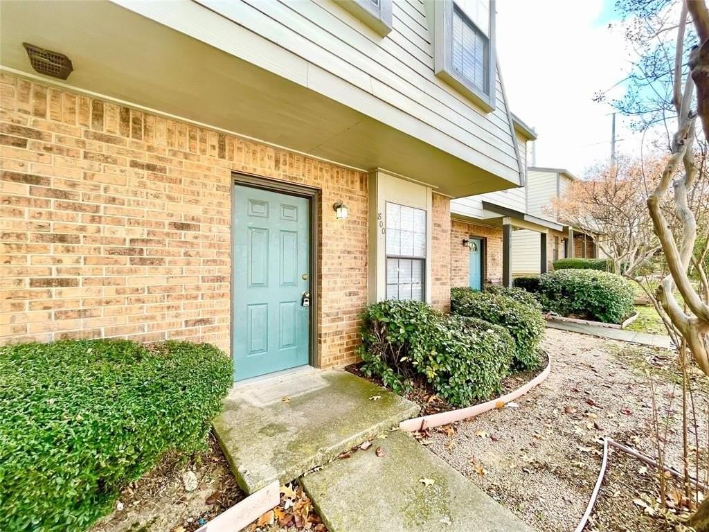 800 W Collins St - Photo 2 of 14