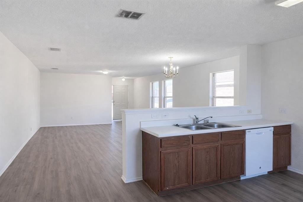 2512 Mitchell Ln - Photo 4 of 8