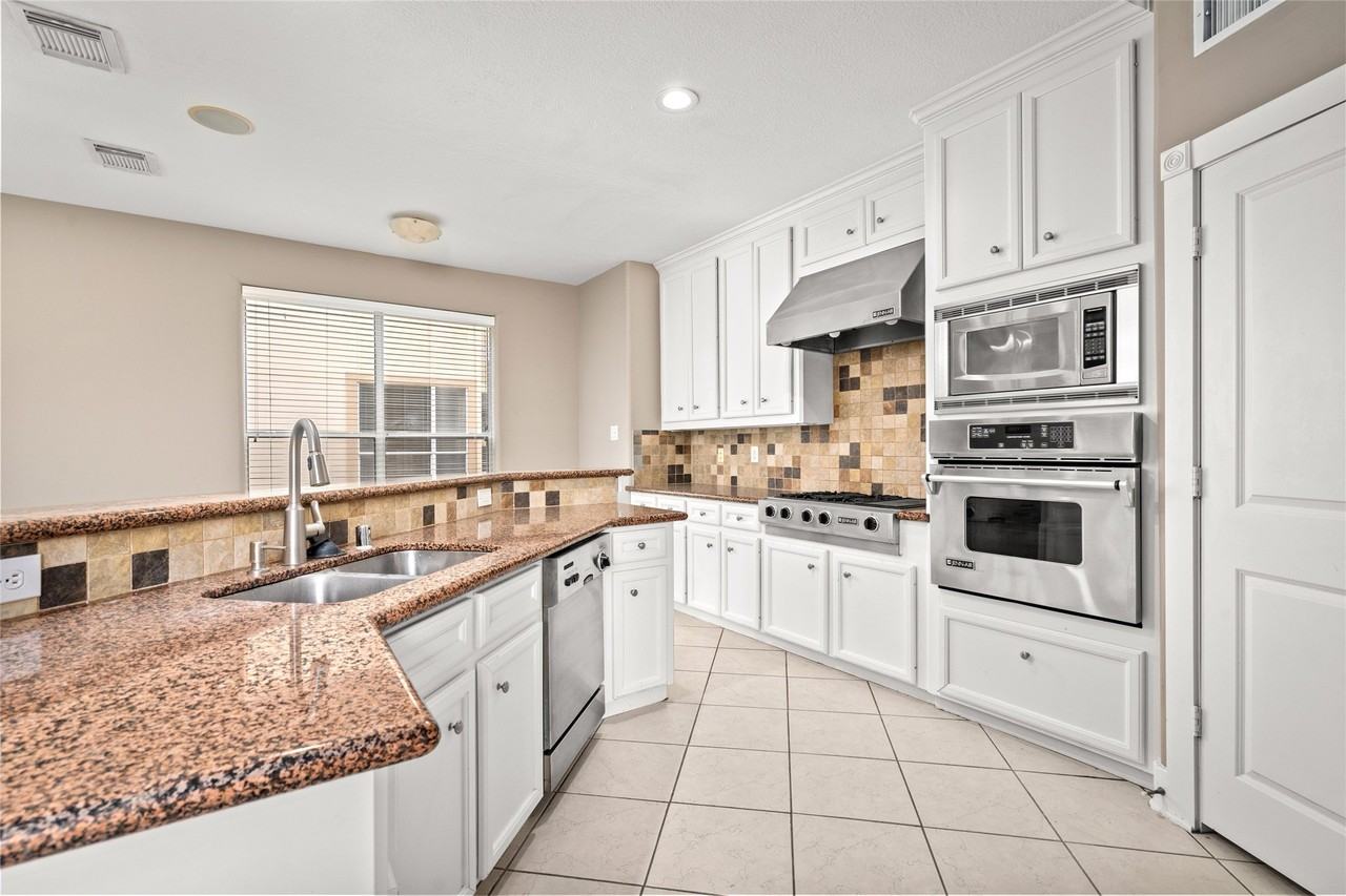 332 Asbury St - Photo 7 of 28