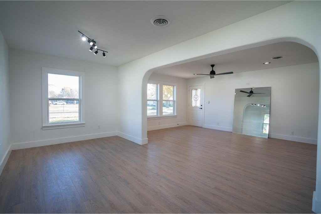 1017 Tosch Ln - Photo 3 of 20