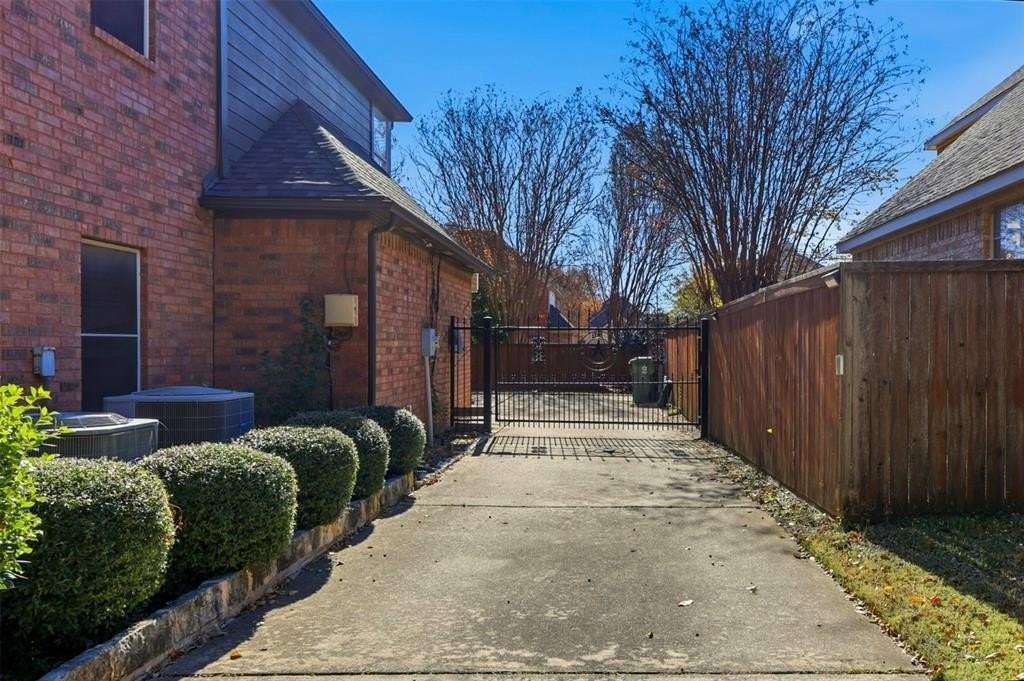 3601 Sandhurst Dr - Photo 4 of 40