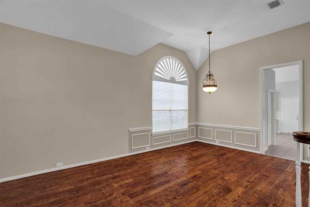 1511 Westmont Dr - Photo 5 of 27